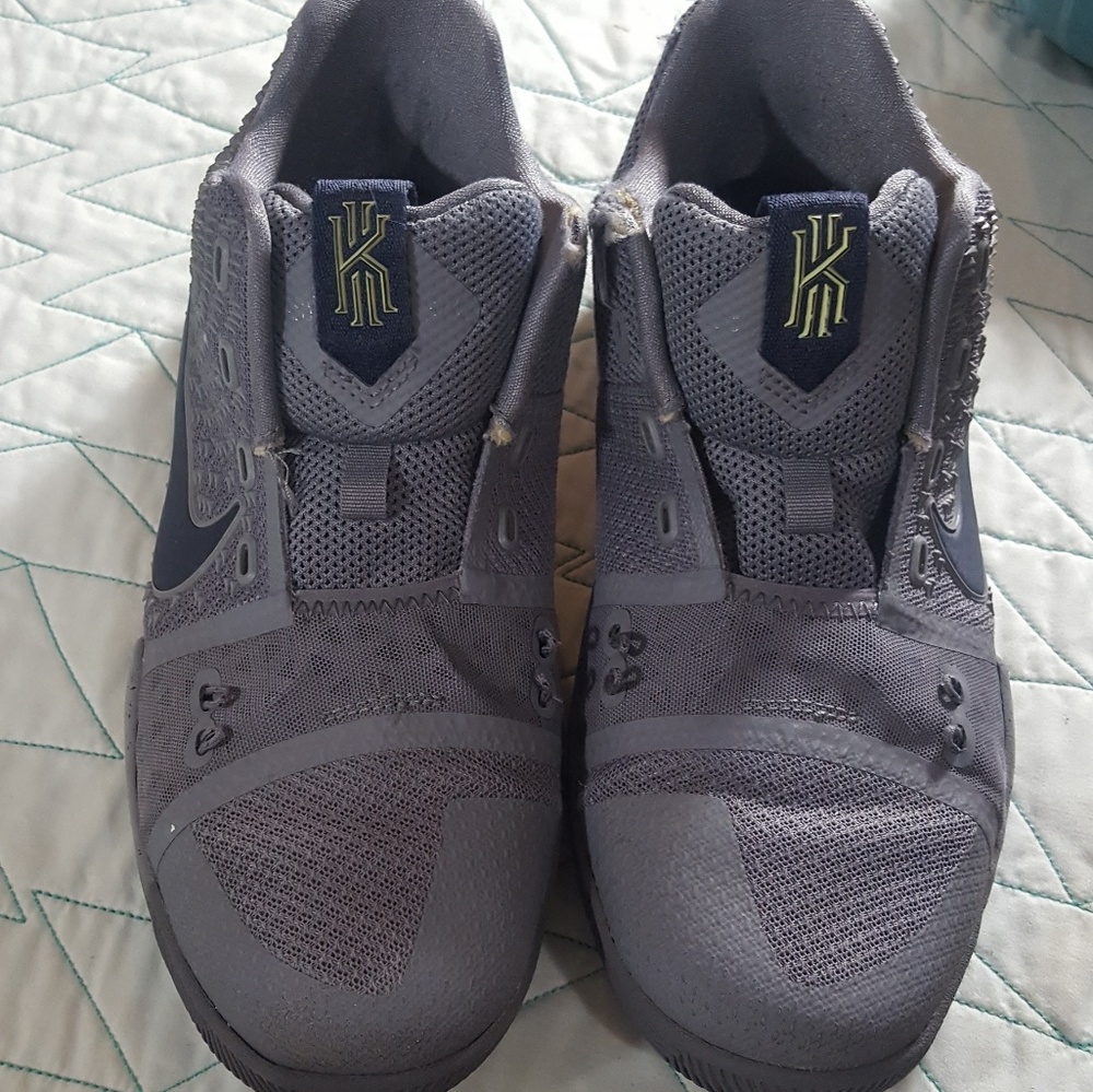 Nike Kyrie 3 Basketball Boys Shoes - Picture 1 of 5